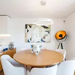 Δωμάτια σε οικογενειακή κατοικία Luxury With Balcony And Shared In The Parque Eduardo Vii Area Lisboa