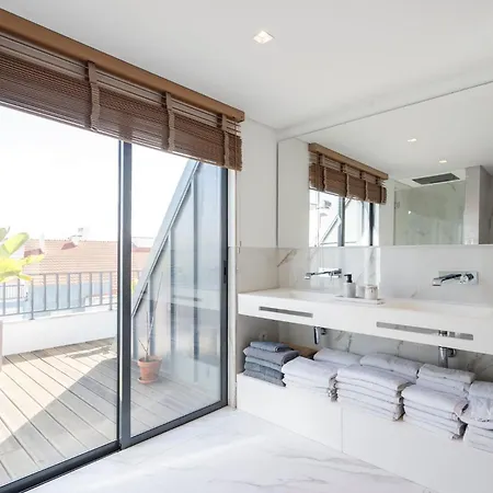 Luxury With Balcony And Shared In The Parque Eduardo Vii Area Lisbon