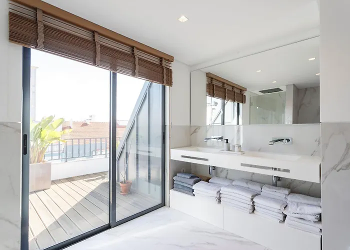 Luxury With Balcony And Shared In The Parque Eduardo Vii Area Lisboa